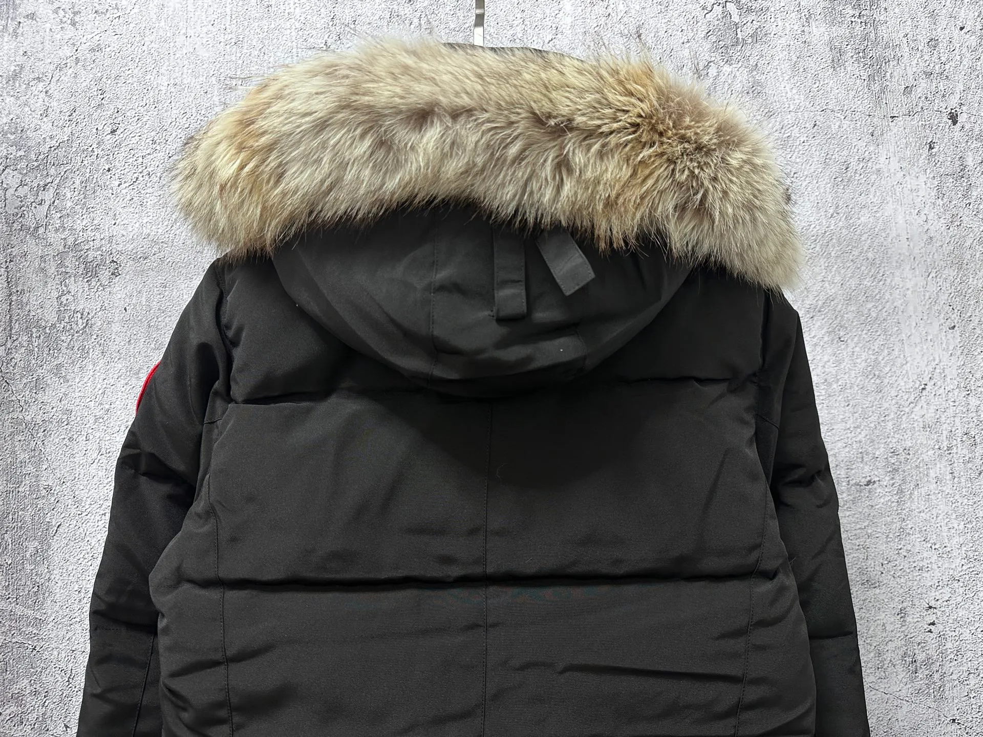 P840 【Canada gooseChelsea】Women's parka down coat, warm and comfortable. The adjustable hood features a high collar and concealed snap closure for extended coverage. And for greater protection against the elements, the detachable wolf fur collar. It features a sturdy YKK® two-way lockable zipper at the center front and a retractable waistband at the inner waist. Designed with internal straps for carrying over the shoulder. Fleece-lined exterior handwarmer pockets. Sturdy ribbed knit cuffs for cold protection and warmth. Sizes: XS-XL